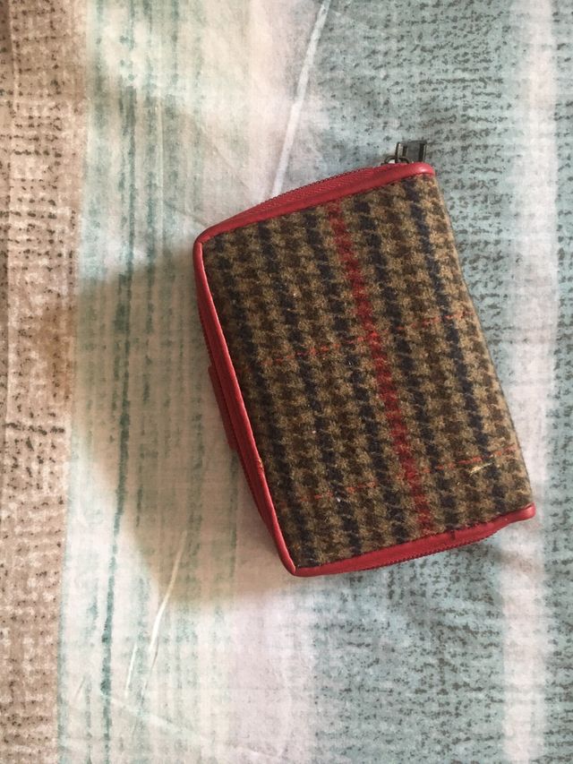 Monedero marrón y rojo