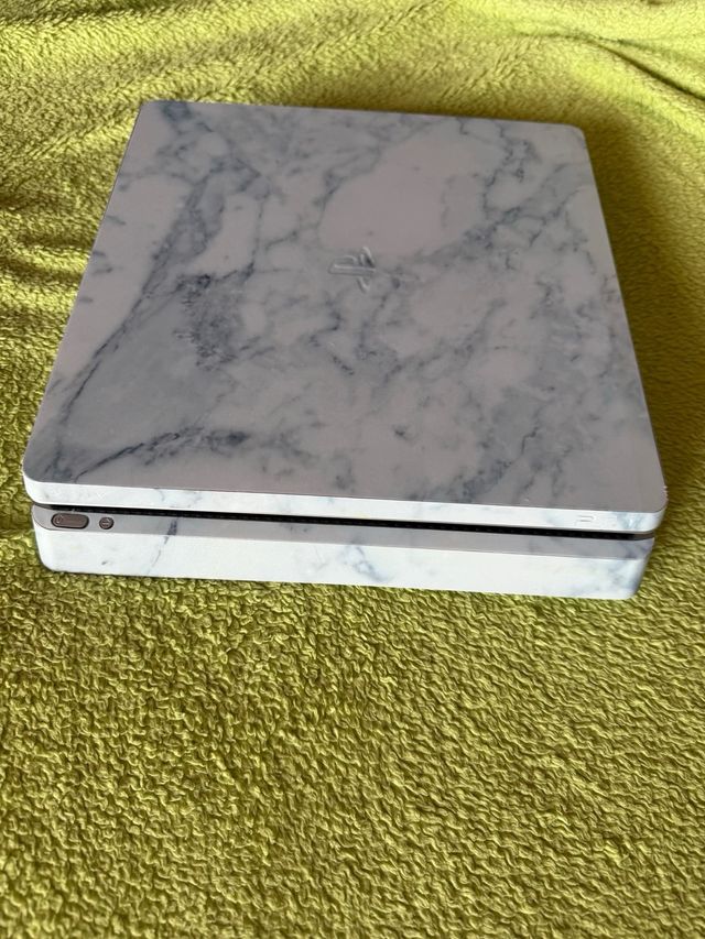 PS4 Slim (PlayStation 4) + extras