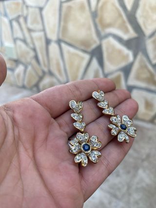 Pendientes florales con zafiro