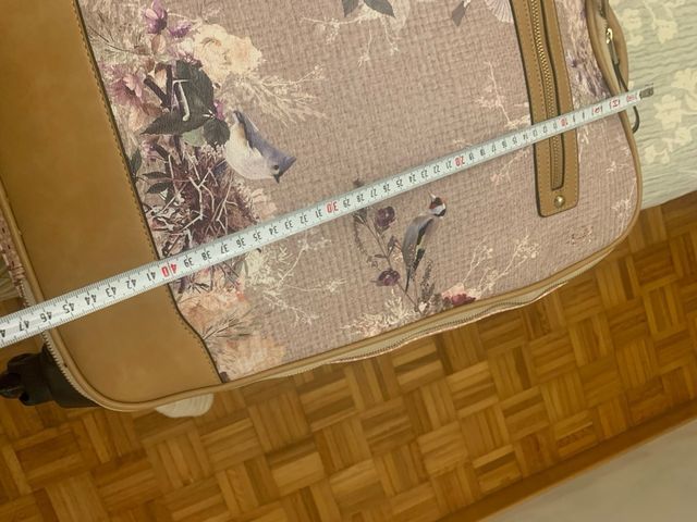 Maleta cabina beige con estampado floral