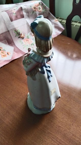 Muñeca porcelana niña flores. Hecho en España