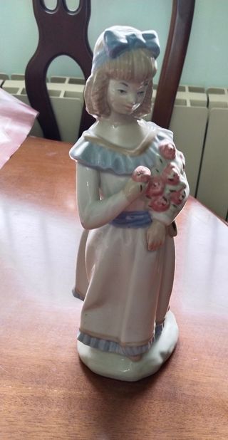 Muñeca porcelana niña flores. Hecho en España