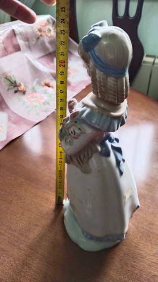 Muñeca porcelana niña flores. Hecho en España