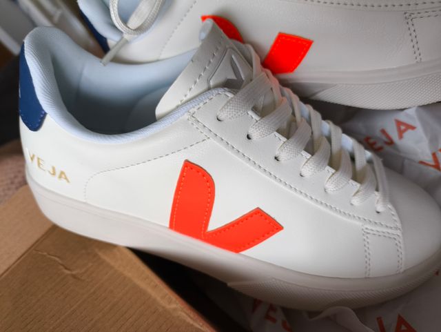 Zapatillas Veja blancas y naranjas