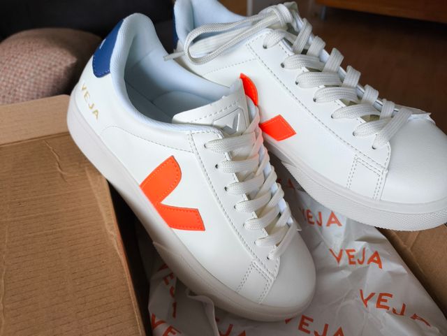 Zapatillas Veja blancas y naranjas