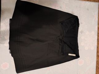 Falda negra Prada