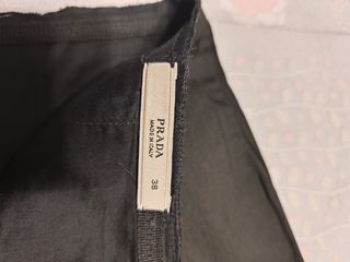 Falda negra Prada