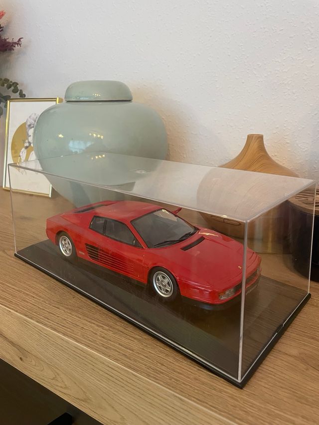 Ferrari Testarossa 1:18 con vitrina