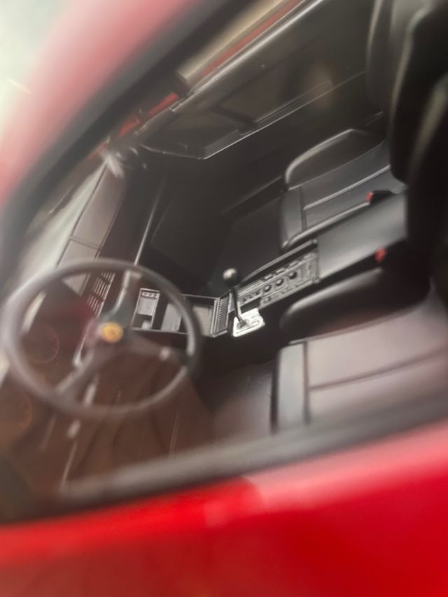 Ferrari Testarossa 1:18 con vitrina