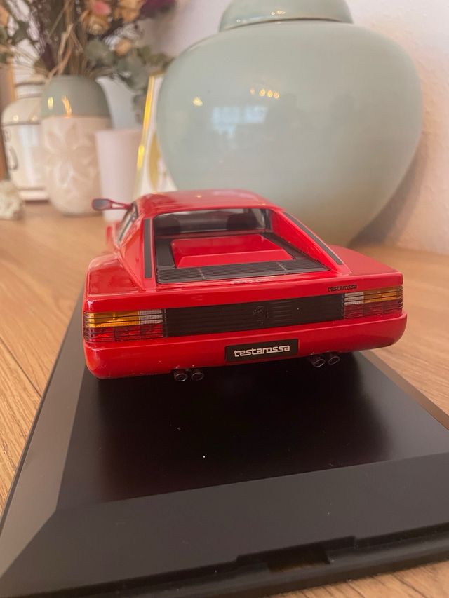 Ferrari Testarossa 1:18 con vitrina