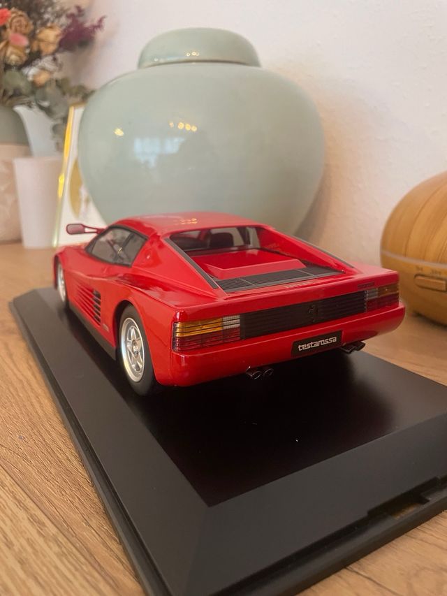 Ferrari Testarossa 1:18 con vitrina