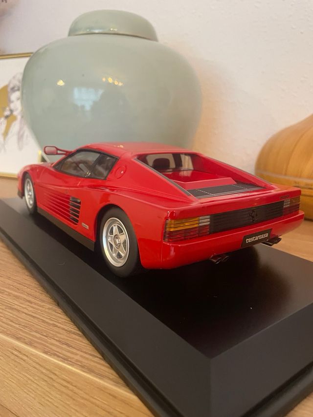 Ferrari Testarossa 1:18 con vitrina