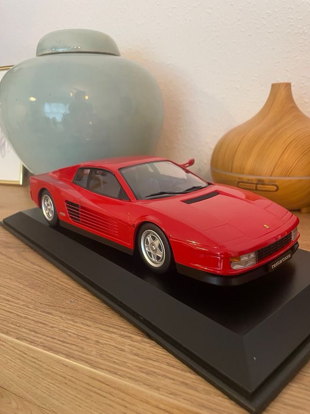 Ferrari Testarossa 1:18 con vitrina