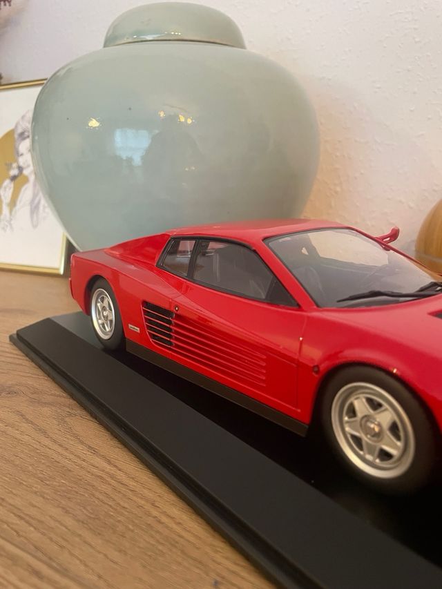 Ferrari Testarossa 1:18 con vitrina
