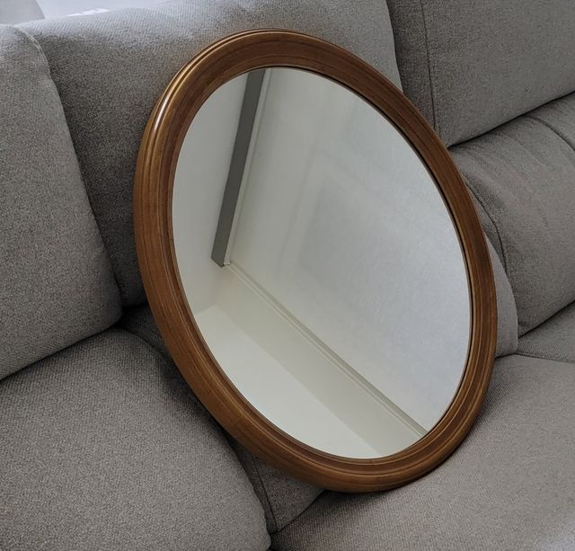 Espejo ovalado madera castaño.
