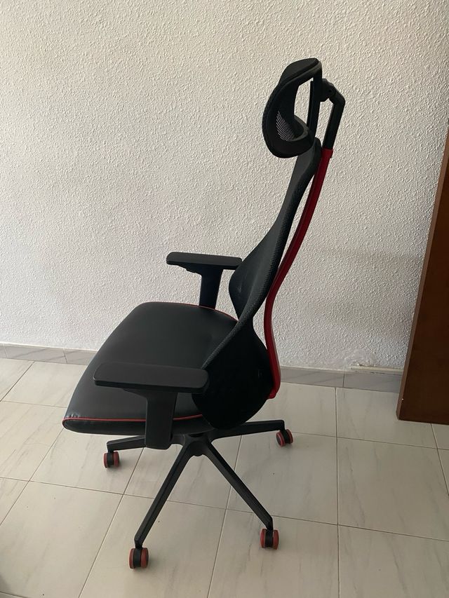 Silla gaming negra con rojo