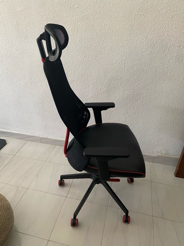 Silla gaming negra con rojo