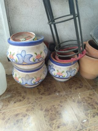 Maceteros grandes de cerámica hay 3 con flores