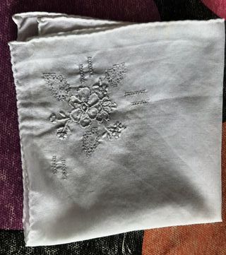 Pañuelo blanco bordado a mano