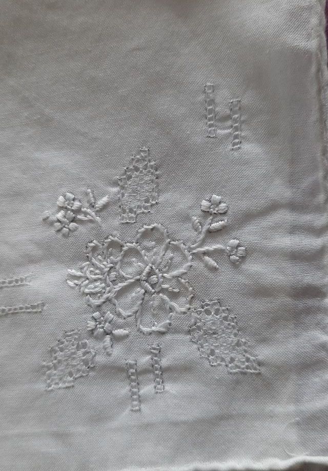 Pañuelo blanco bordado a mano