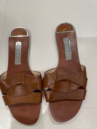Sandalias planas Zara marrón