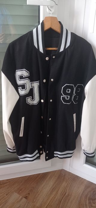 Chaqueta universitaria negra y blanca.