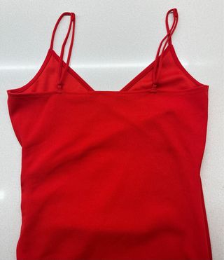 Vestito rosso midi aderente estivo con scollo a V
