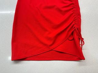 Vestito rosso midi aderente estivo con scollo a V