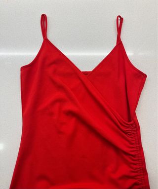 Vestito rosso midi aderente estivo con scollo a V