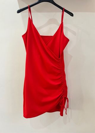 Vestito rosso midi aderente estivo con scollo a V
