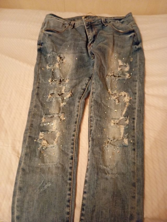 Jeans strappati con brillantini
Gamba stretta