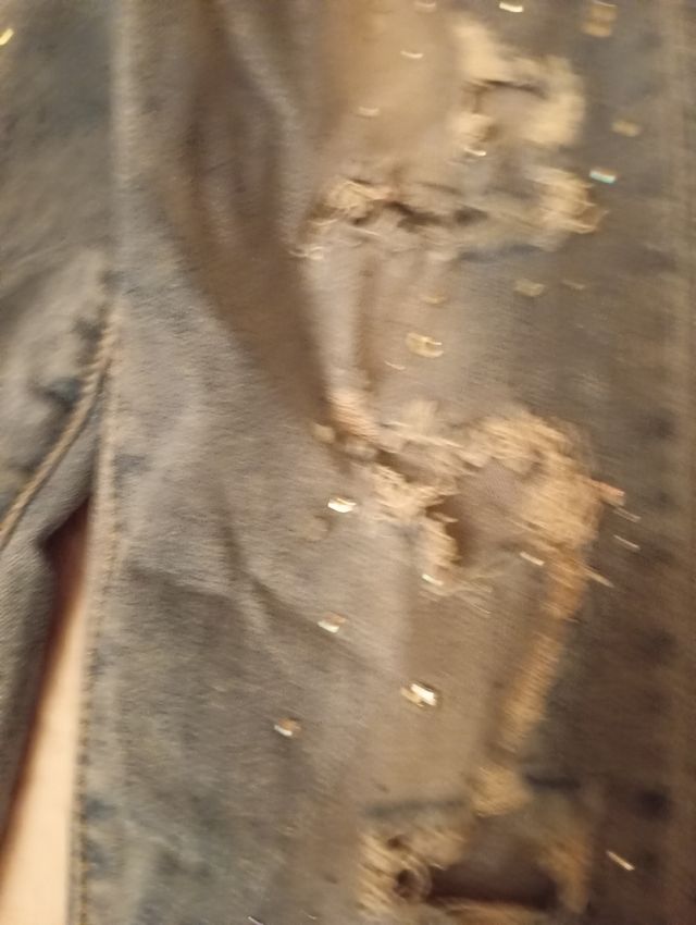 Jeans strappati con brillantini
Gamba stretta