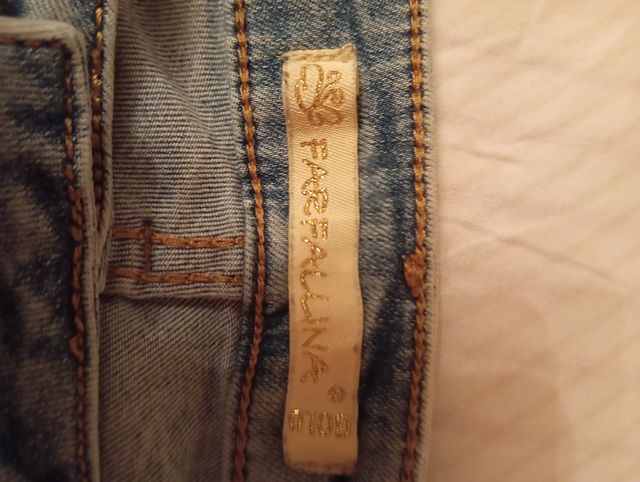 Jeans strappati con brillantini
Gamba stretta