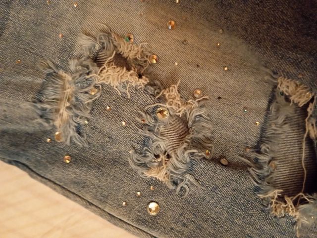 Jeans strappati con brillantini
Gamba stretta