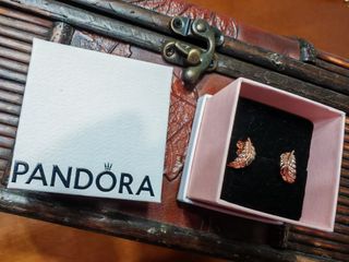 Pendientes Pandora plumas oro rosa