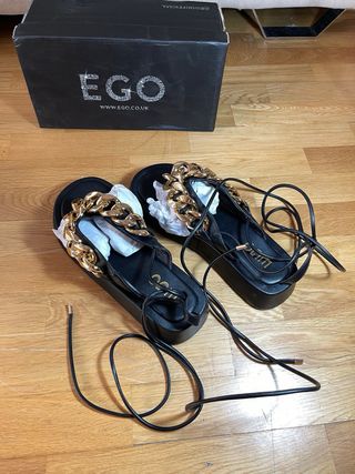 Sandalias EGO negras cadena dorada