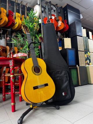 Guitarra flamenca admira Bulería con estuche