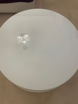 Mesa redonda blanca con cristal trasparente y gira