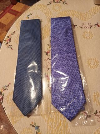 2 Corbatas nuevas: Azul y Morada