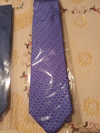 2 Corbatas nuevas: Azul y Morada