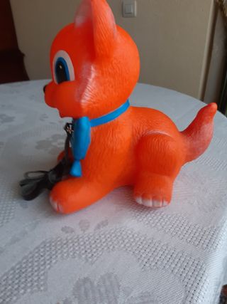 Gato sonoro de goma con ruedas
