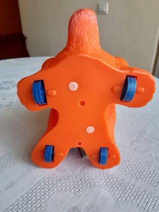 Gato sonoro de goma con ruedas