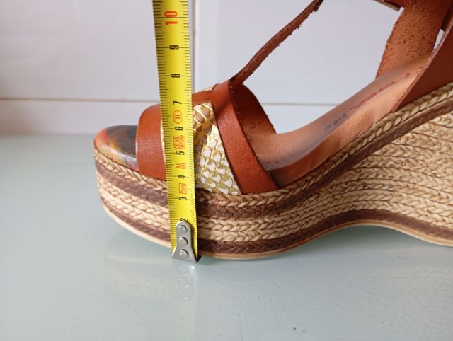 Sandalias cuña Raquel Perez marrón-dorado