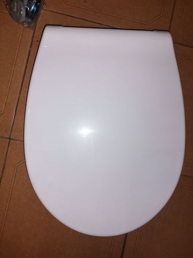 Tapa inodoro blanca de plástico