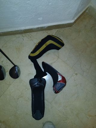 41 bolas golf usadas y 4 palos de golf