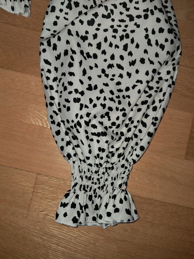 Top lunares fruncido blanco y negro