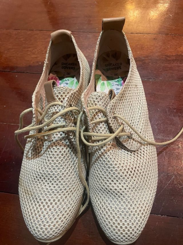 Zapatos beige con cordones