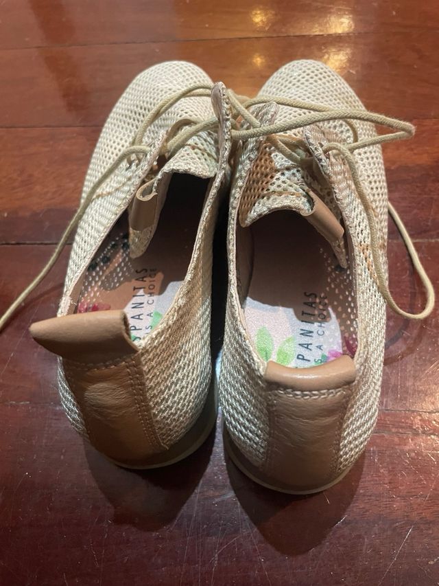 Zapatos beige con cordones