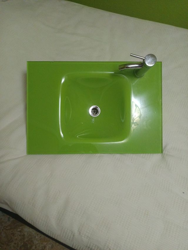 Lavabo de vidrio verde