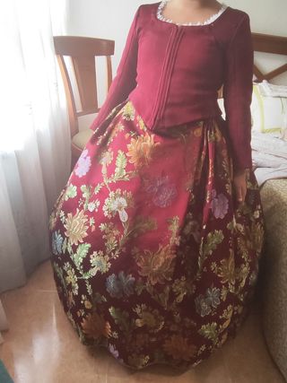 Traje fallera rojo y dorado